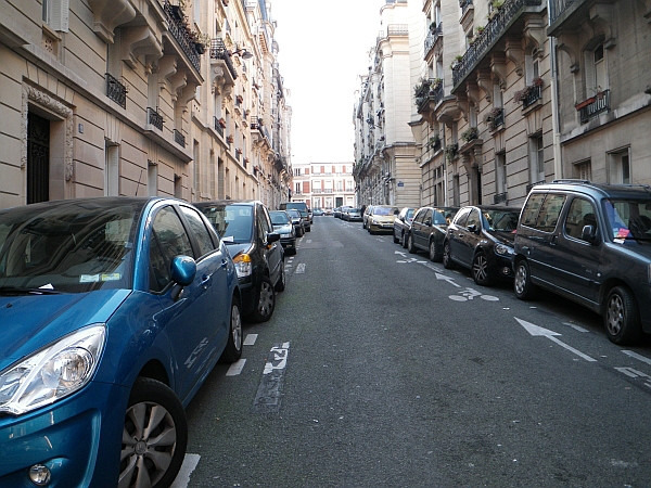 路上駐車、パリでは当たり前？