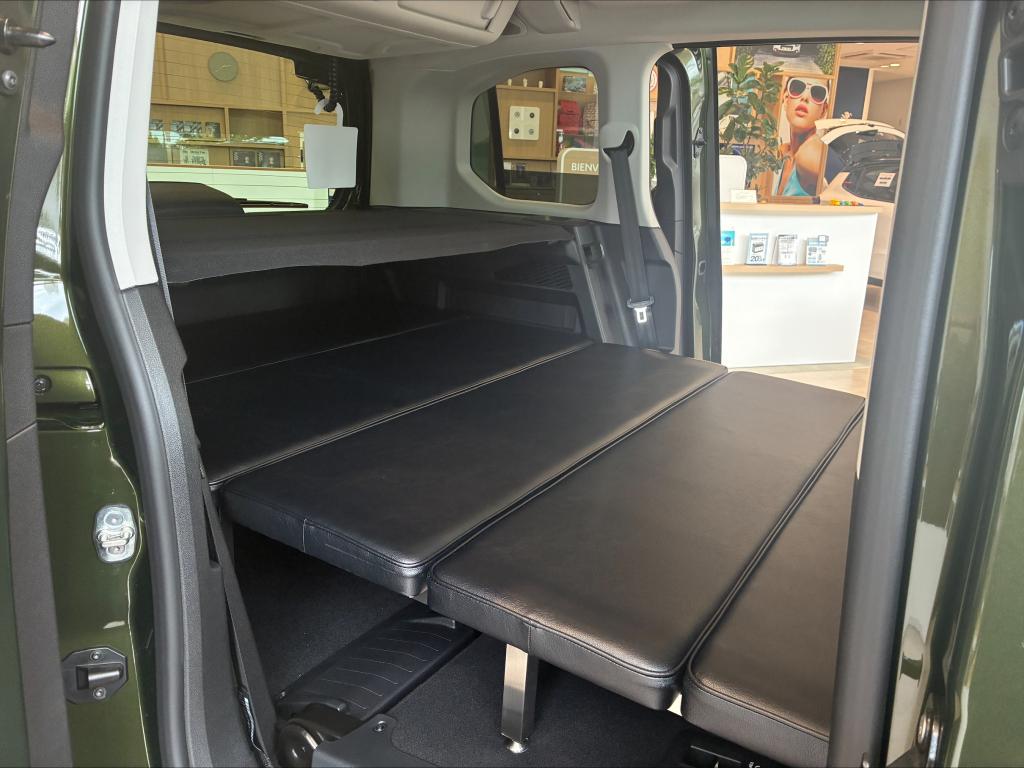 BERLINGO　インテリア　ベットキット展示してます🚗👀